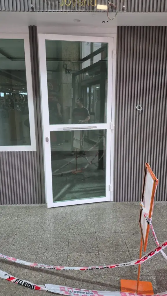 Puerta vidriada de seguridad antibasla antivanadalo vidrios